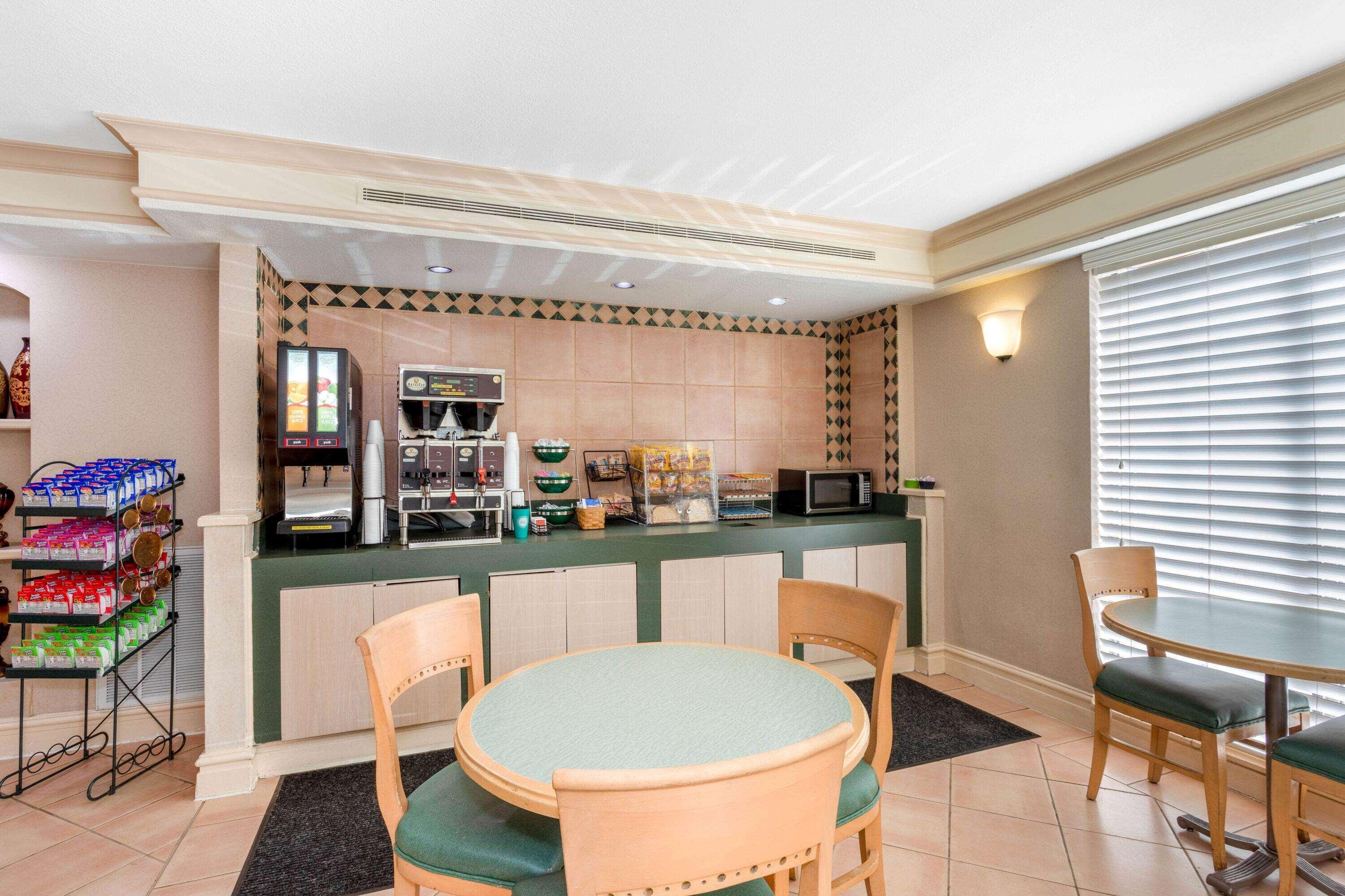 La Quinta Inn By Wyndham Tallahassee North Exterior photo